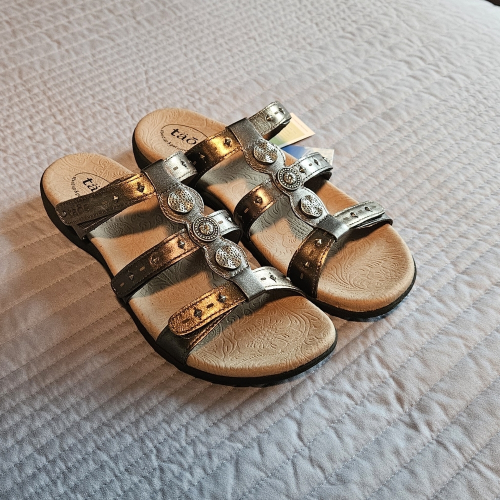 täōs Sandals Women's Festive Sandal size 11 medium